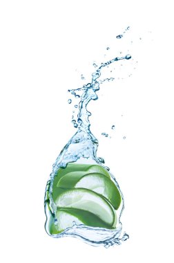 Temiz su ile sulu aloe dilim su sıçramalarına beyaz arka plan üzerinde