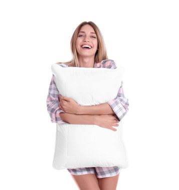 Yastığın beyaz arka plan üzerinde kucaklayan pijama genç kadın