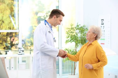 Kontrol yaşlı hastanın nabzı hastanede doktor