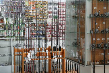Spor salonu içinde farklı balıkçılık çubuklar ile stand