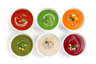 Çeşitli Çorbalar kase beyaz arka planda, üstten görünüm. Sağlıklı gıda