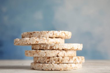 Ahşap masa üstünde gevrek pirinç kek yığını