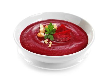 Beyaz arka plan üzerinde krem Pancar çorbası ile çanağı. Sağlıklı gıda