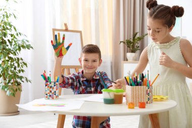 Tablo ve kapalı şövale çocuğa boyama kız. Yaratıcı çocuk