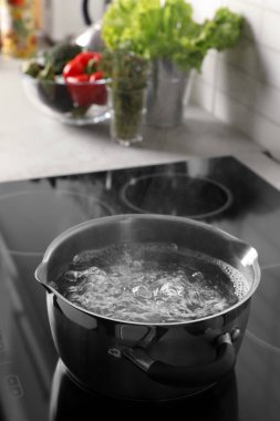Mutfakta, metin için yer pot ile kaynar su üzerinde elektrik sobası