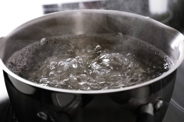 Pot kaynar su ocakta, closeup ile
