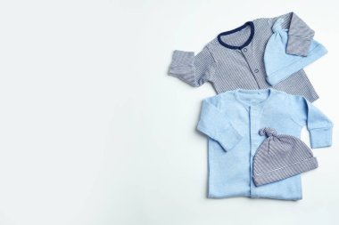 Kapaklar, bodysuits ve beyaz arka plan üzerinde metin için yer düz yatıyordu kompozisyonu. Bebek Aksesuarları