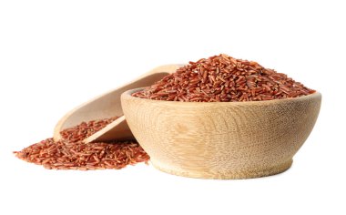 Kase ve pişmemiş kahverengi pirinç beyaz arka plan üzerinde kepçe