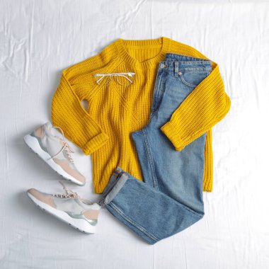 Kot pantolon, kazak ve beyaz kumaş üzerinde ayakkabı ile düz yatıyordu kompozisyon