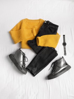 Kot pantolon, kazak ve beyaz kumaş üzerinde ayakkabı ile düz yatıyordu kompozisyon