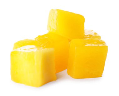 Beyaz arka plan üzerinde taze sulu mango küpleri