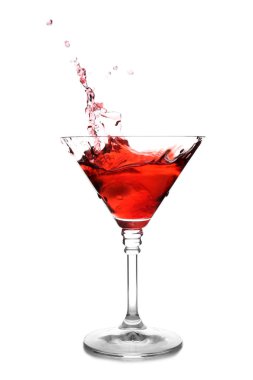 Martini beyaz arka plan üzerinde sıçrama ile kokteyl bardak