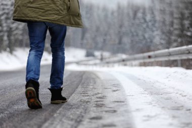 Karlı kış günü açık havada yürüyen adam. Metin için yer