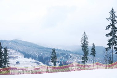 Karlı günde kayak pistine yakın küçük bir kasaba. Kış tatili