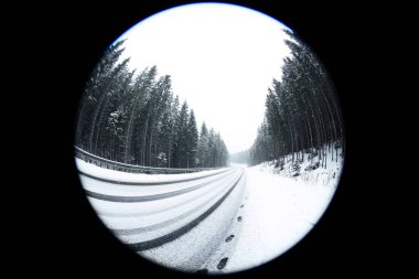 Kozalaklı orman road yakınındaki güzel manzarasına karlı kış gününde balık göz etkisini
