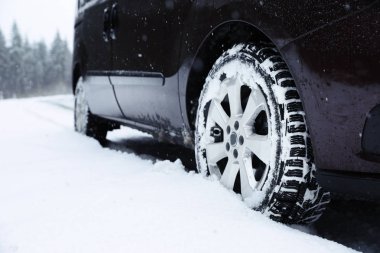 Araba closeup görünümünü karlı kış gününde