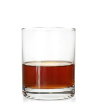 Scotch viski beyaz zemin üzerine cam