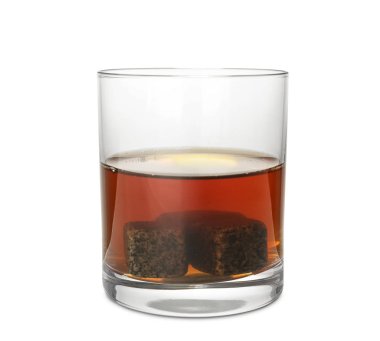 Scotch viski beyaz zemin üzerine cam