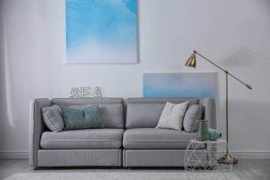 Modern oturma odasının içi rahat kanepeyle dolu.