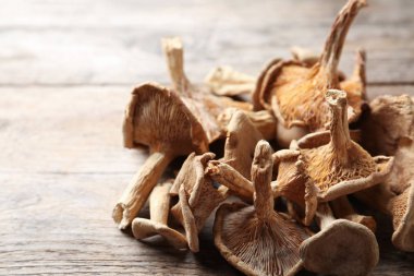 Ahşap zemin, closeup üzerine lezzetli Kurutulmuş mantar