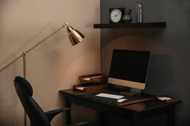 Bilgisayarla çalışma yerin modern iç