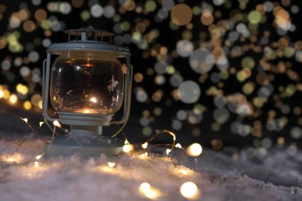 Lanterna Com Vela Acesa Luzes Natal Neve Contra Fundo Borrado — Fotografia de Stock