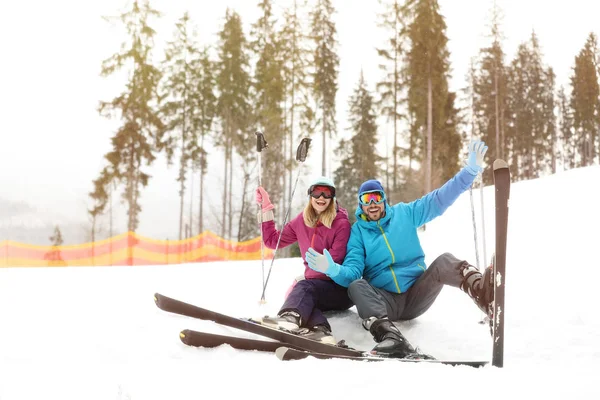 Mulher Esquiadora Declive Resort Espaço Para Texto Férias Inverno — Fotografia de Stock