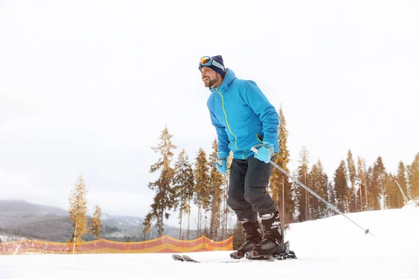 Mulher Esquiadora Declive Resort Espaço Para Texto Férias Inverno — Fotografia de Stock