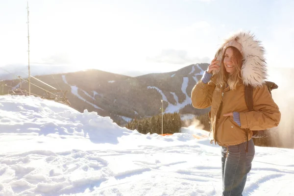 Joyeux Jeune Femme Avec Sac Dos Passer Des Vacances Hiver — Photo