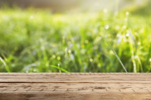 Houten Tafel Wazig Zicht Tuin Achtergrond Ruimte Voor Tekst — Stockfoto