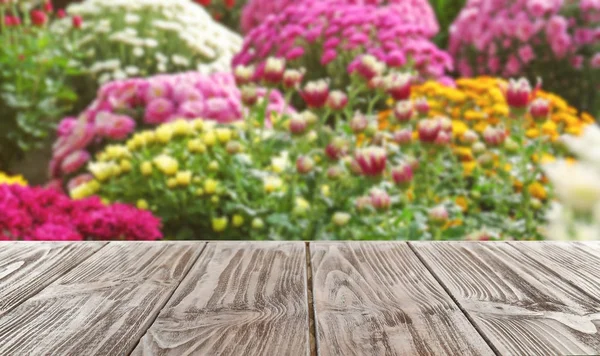 Mesa Madera Vista Borrosa Del Jardín Con Flores Flor Fondo — Foto de Stock