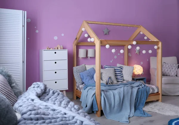 快適なベッドとガーランド子供の部屋のインテリア — ストック写真