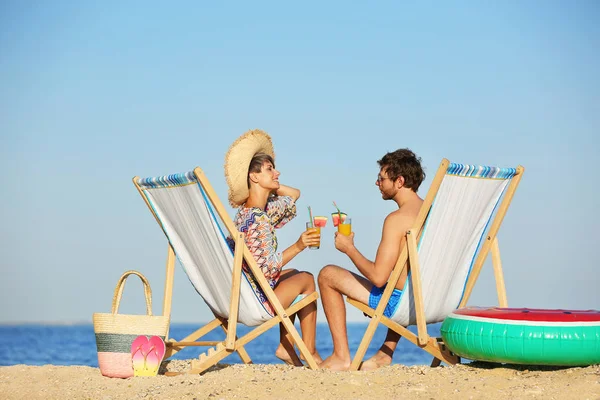 Jeune Couple Avec Cocktails Dans Des Chaises Plage Bord Mer — Photo