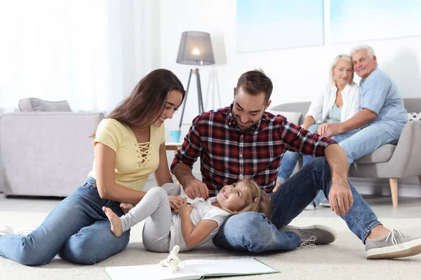 Giovane Coppia Trascorrere Del Tempo Con Figlia Casa Famiglia Felice — Foto Stock