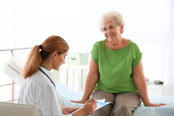 Arzt Arbeitet Mit Betagtem Patienten Krankenhaus — Stockfoto