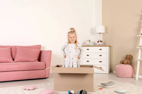Χαριτωμένο Μικρό Κορίτσι Παίζει Χάρτινο Κουτί Στο Σπίτι — Φωτογραφία Αρχείου