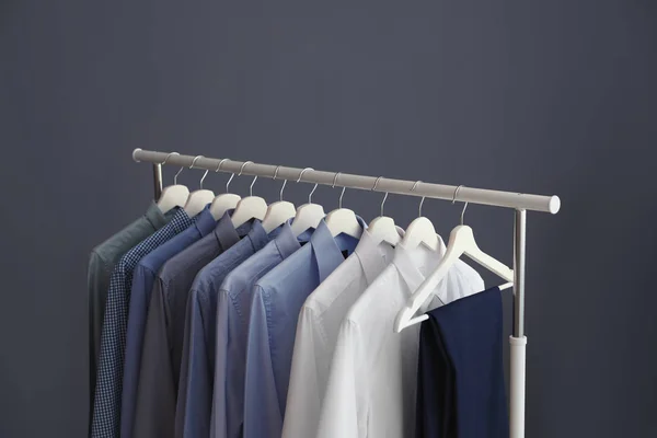 Kleiderständer Mit Männerkleidung Vor Grauem Hintergrund — Stockfoto