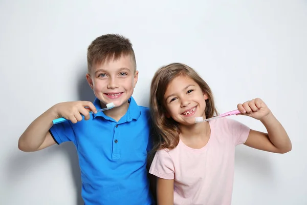 Retrato Crianças Bonitos Com Escovas Dentes Fundo Branco — Fotografia de Stock