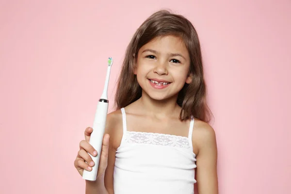 Porträt Eines Kleinen Mädchens Mit Elektrischer Zahnbürste Auf Farbigem Hintergrund — Stockfoto