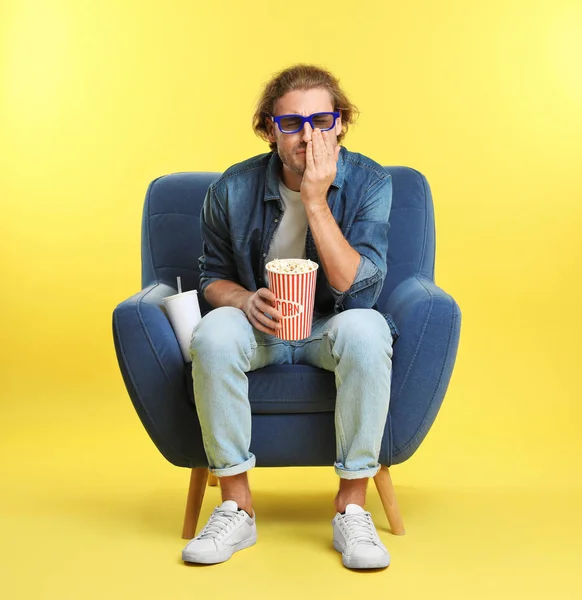 Hombre Emocional Con Gafas Palomitas Maíz Bebida Sentado Sillón Durante — Foto de Stock