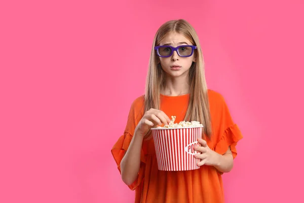 Chica Adolescente Emocional Con Gafas Palomitas Maíz Durante Espectáculo Cine — Foto de Stock