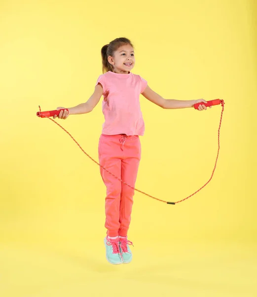 Портрет Девушки Прыгающей Веревки Цветном Фоне — стоковое фото