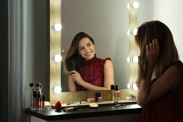 Soyunma Odasında Ayna Ampuller Ile Yakın Saç Fırçalama Kadın — Stok fotoğraf