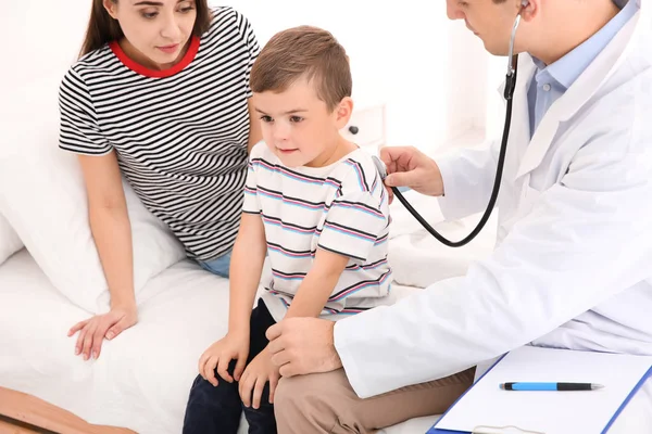 Médico Infantil Visitando Pequeno Paciente Casa — Fotografia de Stock