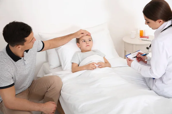 Medico Bambini Che Visita Piccolo Paziente Casa — Foto Stock