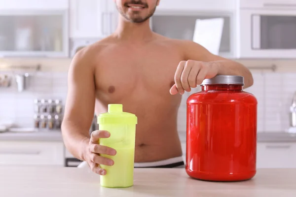 Homem Jovem Sem Camisa Segurando Batido Proteína Garrafa Mesa Com — Fotografia de Stock