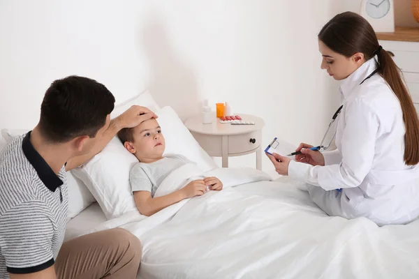 Médecin Des Enfants Visitant Petit Patient Maison — Photo