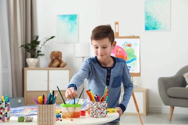 Flicka Målning Bordet Och Pojke Nära Staffli Inomhus Kreativa Barn — Stockfoto