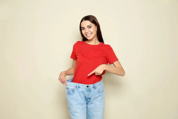 Smal Kvinna Överdimensionerade Jeans Färgbakgrund Viktminskning — Stockfoto