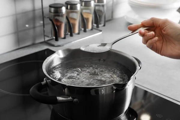 Femme Salant Eau Bouillante Dans Casserole Sur Poêle Gros Plan — Photo